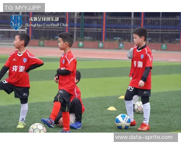 足球明星教你踢球技巧小学生轻松学会足球基础动作视频分享